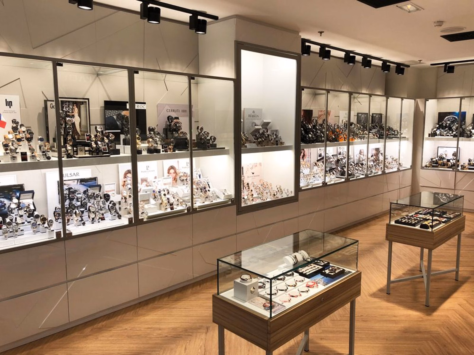 Vitrines d’une boutique d’horlogerie et de bijouterie