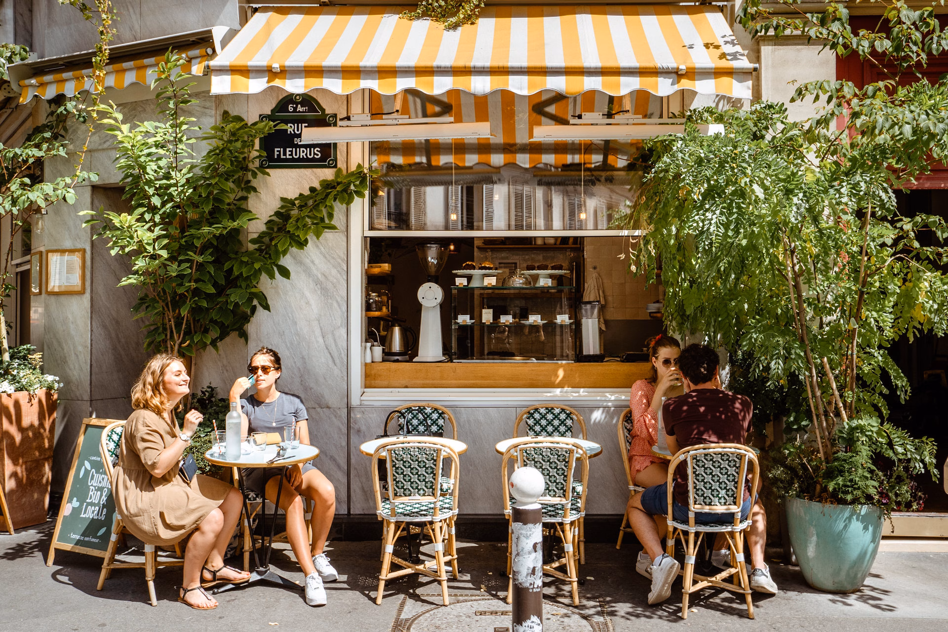 Terrasse d’un café-restaurant parisien